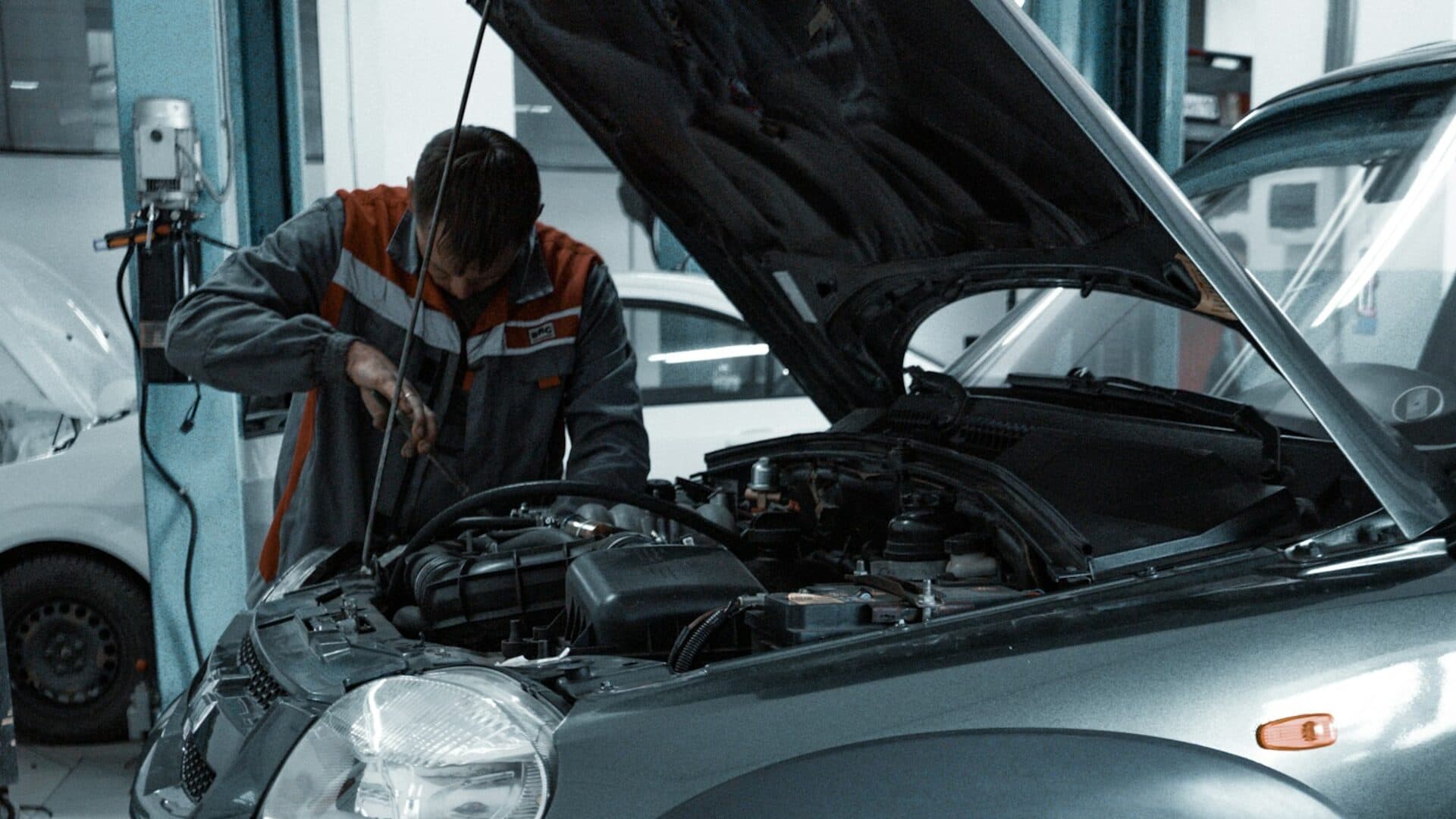 Mechaniker unter einer offenen Motorhaube