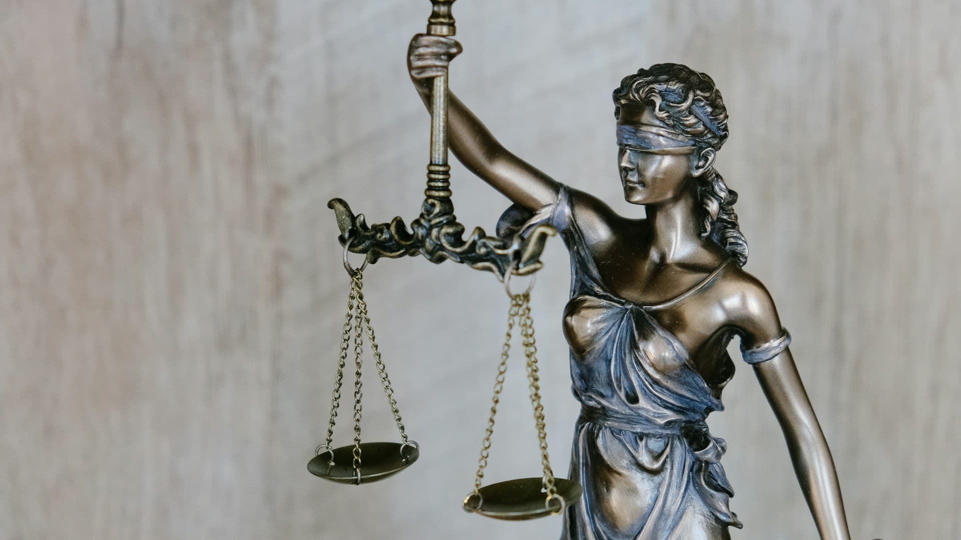 Justitia mit Waage