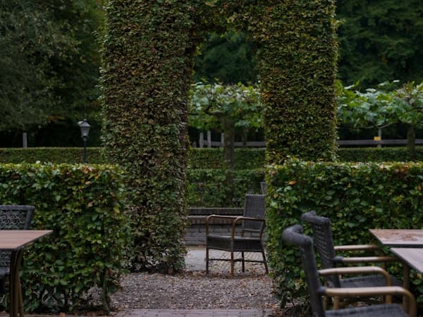 Terrasse zwischen Heckenbögen